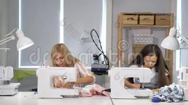 <strong>缝纫工人</strong>在工作时在<strong>缝纫</strong>机上缝制衣服，侧视。